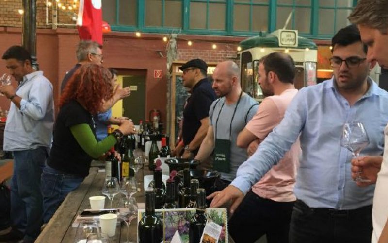 გერმანიის დედაქალაქ ბერლინში მიმდინარე ბუნებრივი ღვინოების  საერთაშორისო გამოფენაზე RAW WINE (The Artisan Wine Fair) ქვევრის ღვინის მწარმოებელი 8 კომპანია მონაწილეობს.
